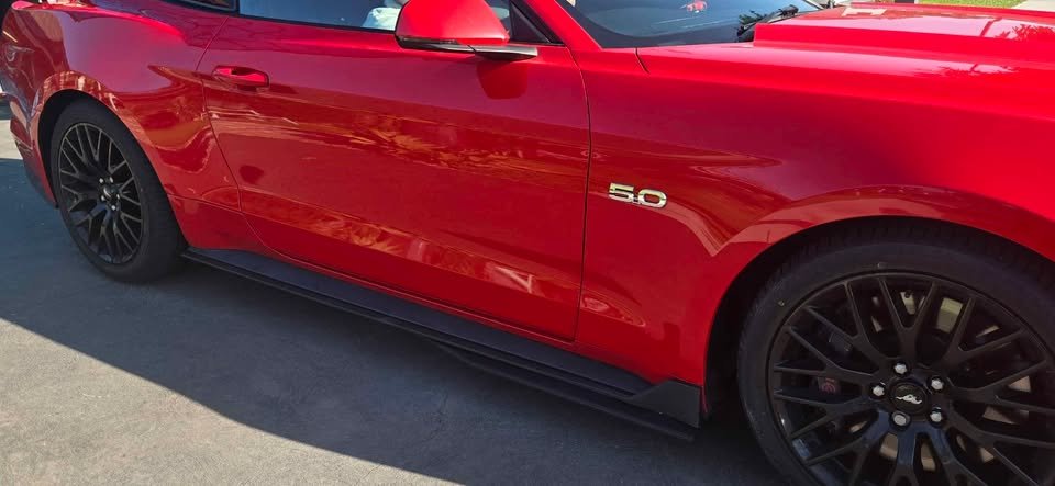 Forde Mustang S550 Side Skirts Installed